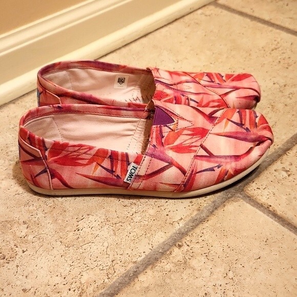 Toms Women's Canvas Slip-on Shoes Pink Tropical Flowers Print Size 8 - Picture 1 of 7
